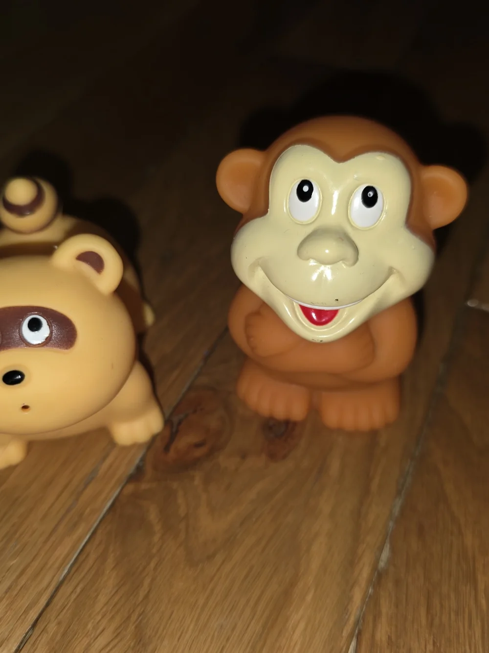2PC SQUEAK SQUEEZEABLE WATER TOYS RACOON MONKEY EXCELLENT SHAPE NO SEPARATING
